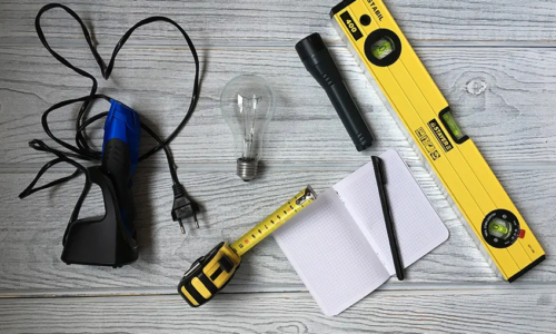 Для приемки понадобятся блокнот и ручка, дешевый бытовой прибор типа электробритвы, лампочка, фонарик, кусок мела, правило и уровень